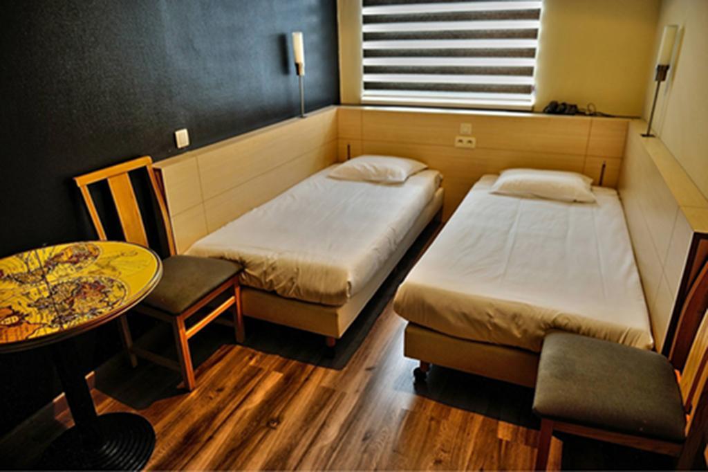 Es Hostel Saint-Gilles Buitenkant foto